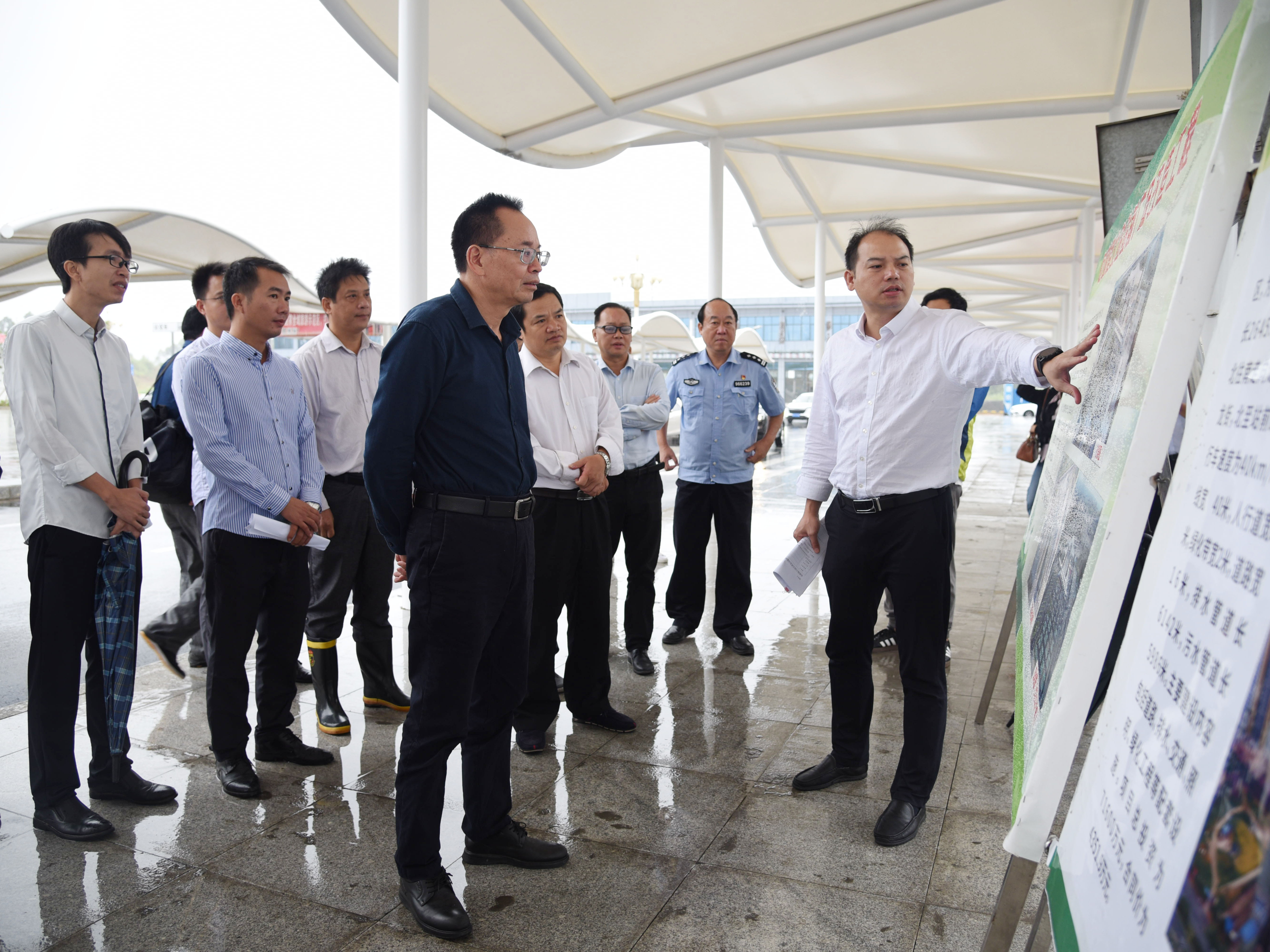黃強余帶隊到高鐵北站廣場及周邊道路開展調研工作