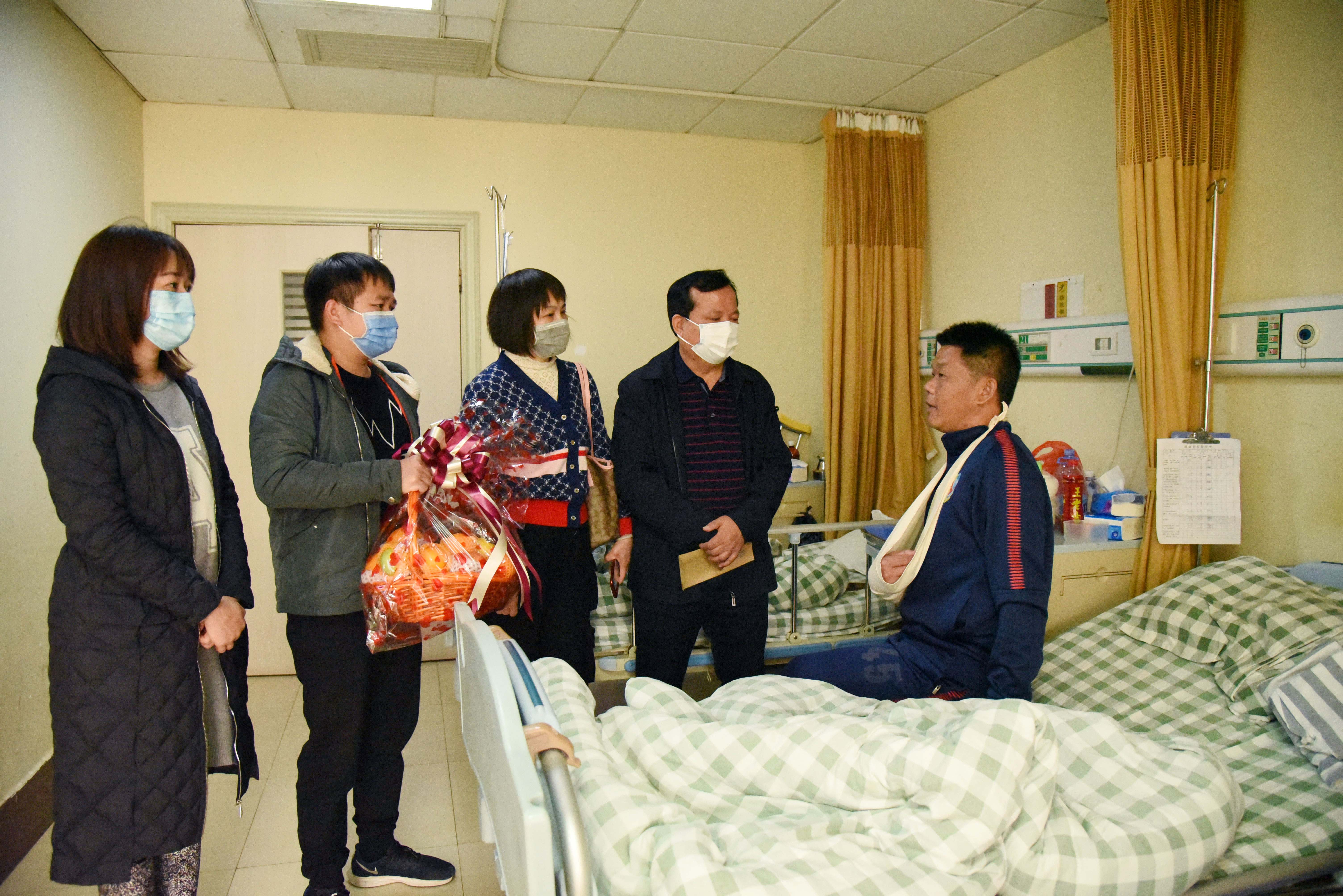市投資集團領導看望慰問因公負傷扶貧工作隊員